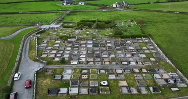 大西洋の海岸にあるアイルランドの墓地 ウォーターエッジにあるウェーバーリー墓地の空中観測 ビーチ近くの緑地の背景にある墓地 キルマックリー墓地 高品質4Kについて — ストック動画