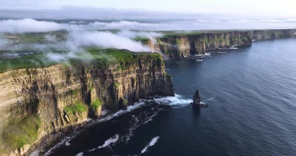Aérea Beautiful Cliffs Moher West Coast Ireland Olas Que Estrellan — Vídeos de Stock