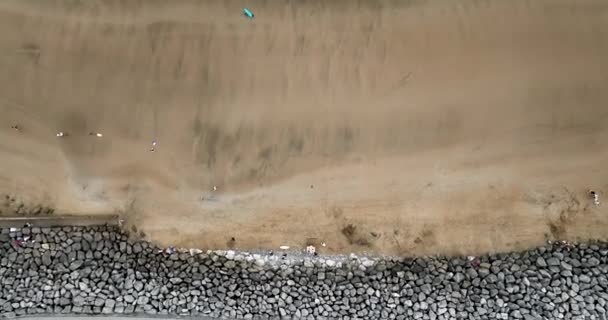 Pohled Ptačí Perspektivy Pláž Bílé Vlny Smývají Písek Kamera Jde — Stock video