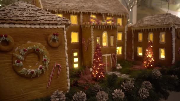 클로즈업 크리스마스 하우스 장식으로 달콤한 집에서 사탕과 유약은 테이블에 서있다 — 비디오
