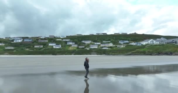Aerial Circular Girl Walks Deserted Sandy Beach Alone Mirrored Spurting — Stock Video