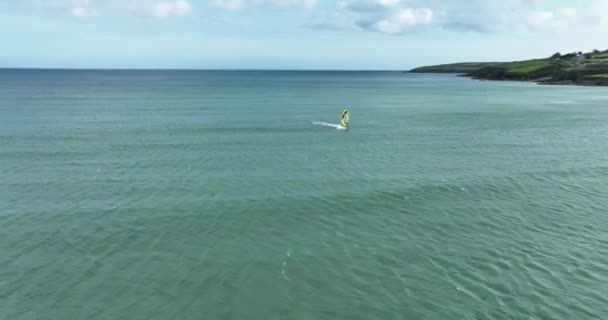 Воздушный Виндсерфер Атлантическом Океане Точное Время Inchydoney Beach Clonakilty County — стоковое видео