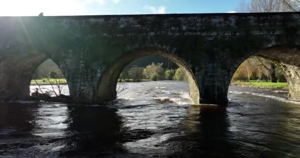 Εναέρια Πετώντας Κάτω Από Γέφυρα Ιστορικά Παλιά Πέτρινη Γέφυρα Πάνω — Αρχείο Βίντεο