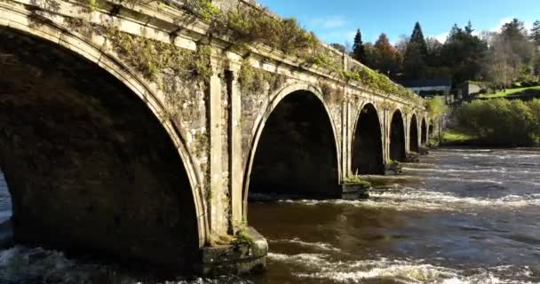 Ιστορικά Παλιά Πέτρινη Γέφυρα Πάνω Από Ένα Ισχυρό Ποτάμι Στη — Αρχείο Βίντεο