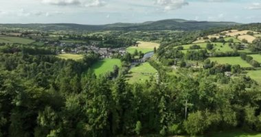 Havadan. İrlanda 'daki güzel antik kasaba Inistioge. Sıcak bir yaz gününde Nore nehrinin ve köyün üzerinde havadan çekim yapıldı. Kilkenny Ireland Inistioge. Yüksek kalite 4k görüntü