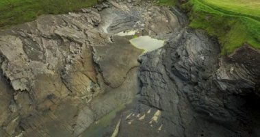 Kayalık kıyılar. Atlantik kıyı şeridinin manzaraları. Atlantik Okyanusu kıyısındaki kayalık arazi. Vahşi sahil. Toprak kabuğu hatası. Tektonik plaka hatası. Yüksek kalite 4k görüntü