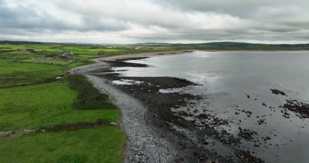 Widok Lotu Ptaka Plażę Piaszczysto Skalną Irlandii Chmurny Dzień Wybrzeżu — Wideo stockowe