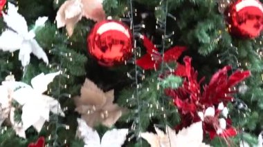 Kapatın. Ağaçta Noel oyuncakları. Peri masallarındaki dayanılmaz bir Noel ağacı. Eski moda iç mekan. Noel ağacı. Yılbaşı ağacı, eski bir kır evinin lüks içinde. Yüksek kalite 4k
