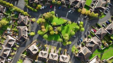 Konut kompleksinin merkezindeki mini park. Konut binalarının yanındaki yeşil alan. İrlanda 'nın eski Kilkenny kasabasında güzel bir konut. Havadan. Dairesel. Yüksek kalite 4k görüntü