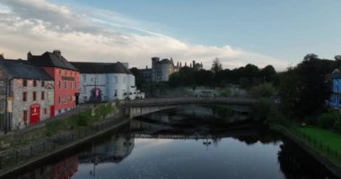 Nore nehrinden Kilkenny Kalesi 'ne doğru bir uçuş. Dağdaki güzel kale, nehir kenarındaki kale, şehir merkezindeki kale. İrlanda ve İngiliz kale duvarları. Kralların kalesi.