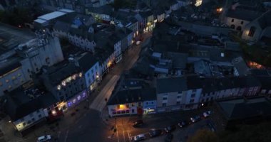 Havadan. Geceleri eski bir İrlanda kasabası. Şehirde bir gece. Karanlık bir şehirde fenerler yanıyor. Şehrin merkezi kısmından. İrlanda 'da eski bir kasabanın ana caddesi. Kilkenny. Yüksek kalite 4k