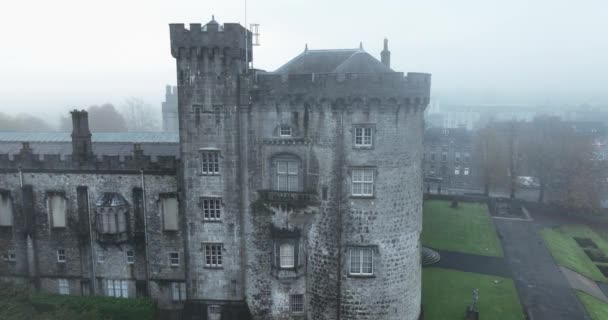 Luchtfoto Middeleeuws Kasteel Tegen Achtergrond Van Een Mistige Stad Mist — Stockvideo