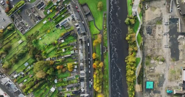 Eine Wunderschöne Wohnsiedlung Fluss Nore Der Altstadt Von Kilkenny Irland — Stockvideo
