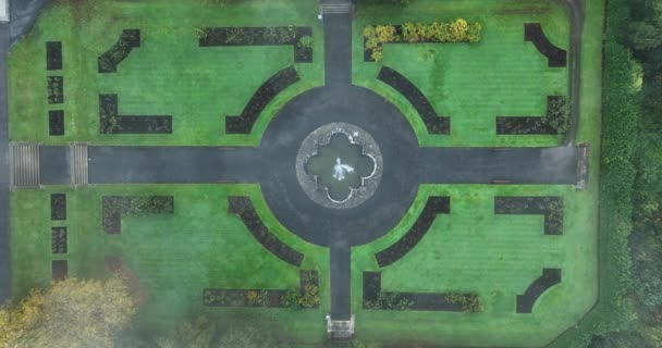 아일랜드의 중심에 아름다운 분수와 미스테리 정원의 공원의 흐릿한 정원에서 고품질 — 비디오
