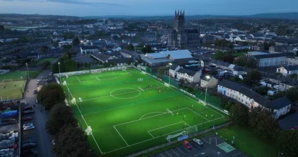 通缉令在足球场上训练 爱尔兰基尔肯尼足球场的夜景 球员在晚上踢足球和训练 明亮的体育场 绿色体育场 4K镜头 — 图库视频影像