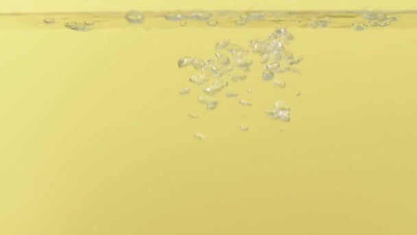 Повітряні Бульбашки Воді Піднімаються Вгору Жовтому Тлі Високоякісні Fullhd Кадри — стокове відео