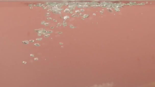 Luftbubblor Vattnet Stiger Uppåt Rosa Bakgrund Högkvalitativ Fullhd Film — Stockvideo