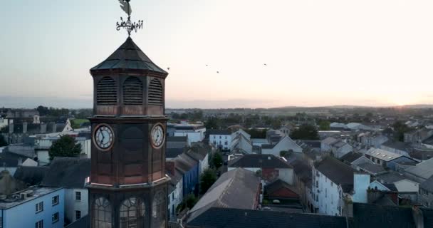 古代の時計塔 古代都市キルケニーを背景にした時計塔 市内中心部の古い時計が日没しています タワーゴシックスタイル閉じるビュー ソルセルについて セントメアリーズ大聖堂 — ストック動画