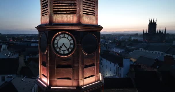 Antik Şehrin Arka Planına Karşı Saat Kulesi Şehir Merkezinde Gün — Stok video