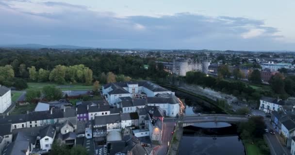 Let Hradu Kilkenny Přes Řeku Nore Krásný Hrad Hoře Pevnost — Stock video