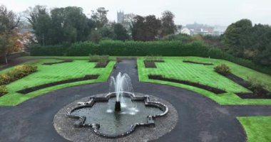 Orta Kilkenny High kalitesinde güzel bir fıskiye ile eski bir Avrupa kasabası Aerial manzaralı arka plan karşı iyi korunan yeşil bir bahçede Çeşme