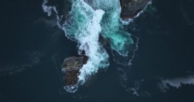 Havadan. Moher Kayalıkları. Branaunmore deniz yığınının üzerinden uç. Efsanevi film mekanı. Sabah erkenden. Atlantik 'in beyaz dalgaları görkemli kayalıklara çarpıyor. Ağır çekim. Yüksek kalite 4k görüntü