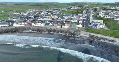 Havadan. İrlanda 'da okyanus kıyısında küçük bir sahil kasabası. Sörf kasabası. Lehinch, İrlanda 'nın Clare ilçesine bağlı bir köydür. Lahinch veya Lehinch, Liscannor Körfezi 4k 'de küçük bir kasaba.