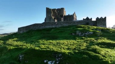 Yeşil dağın eteğinde bir kale. Yüksek yeşil bir dağda eski bir King 's Castle Cashel. Bir dağın tepesindeki antik şato. Yüksek kalite 4k görüntü