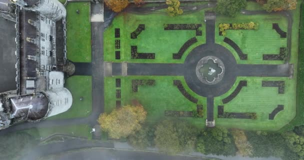 Vue Aérienne Jardin Brumeux Avec Une Belle Fontaine Centre Château — Video