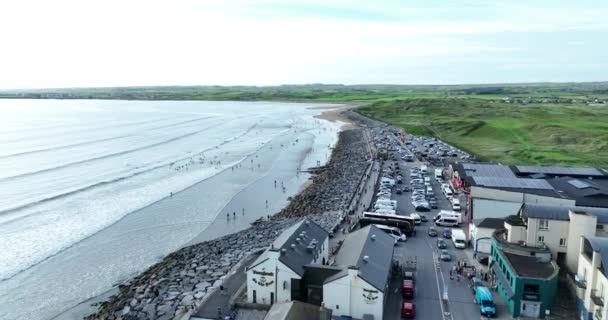 Luchtfoto Een Badplaats Lahinch Aan Oceaan Ierland Surfen Stad Lehinch — Stockvideo