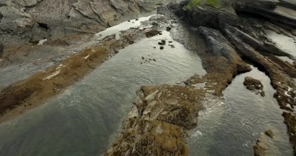 洛基海岸大西洋海岸线的景观 大西洋沿岸的岩石地形 野生海滩 地球地壳断层 构造板块断层 高质量的4K镜头 — 图库视频影像