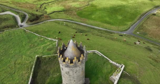 Rundumblick Von Doonagore Castle Ikonisches Wahrzeichen Eines Der Meistfotografierten Schlösser — Stockvideo