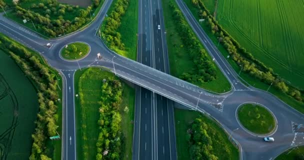 Повітря Вид Зверху Колію Зелених Полях Зашумна Автомагістраль Посеред Зелених — стокове відео