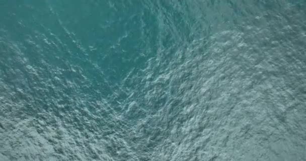 蓝色的海 顶部的风景 上下颠倒大西洋的蓝色海水 热带海岸附近的海上旅行和度假 水面上的小波纹高质量的4K镜头 — 图库视频影像