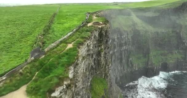 Letecký Leťte Přes Útesy Moher Strmé Srázy Irsko Turistické Destinace — Stock video