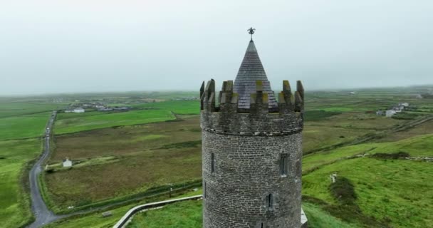 Circulair Een Doonagore Castle Luchtfoto Mistige Baan Uitzicht Iconische Oriëntatiepunt — Stockvideo