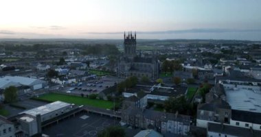 Havadan. Güzel bir Gotik katedrali antik Kilkenny şehrinin arka planına karşı. Kamera katedralin üzerinde uçuyor. Kilkenny Ireland. Yüksek kalite 4k görüntü