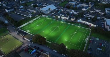 Kilkenny, İrlanda 'daki futbol sahasının gece görüşü. Geceleri futbol oynayıp antrenman yapan oyuncular. Aydınlatılmış stadyum. Yeşil stadyum. Yüksek kalite 4k görüntü