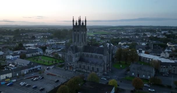 케니의 도시의 배경에 아름다운 대성당 카메라가 성당을 날아갑니다 아일랜드 대성당의 — 비디오