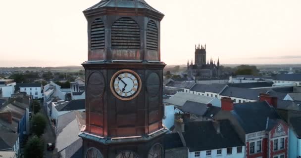 エアリアル サーキュラー アイルランドのキルケニーで時計を閉じる 古代都市キルケニーを背景にした時計塔 ソルセルについて セントメアリーズ大聖堂 高品質の4K映像 — ストック動画