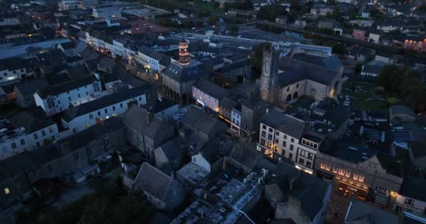 Havadan Geceleri Eski Bir Rlanda Kasabası Şehrin Ana Caddesi Şehirde — Stok video