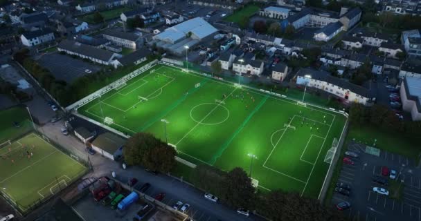 아일랜드 케니에서 필드의 축구와 훈련을 조명된 경기장 스타디움 고품질 — 비디오