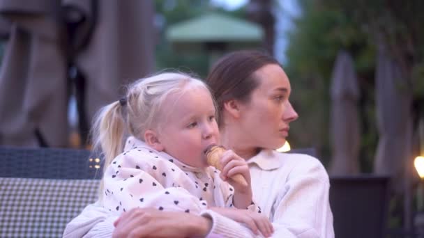 Gros Plan Jolie Fille Mangeant Crème Glacée Dans Les Bras — Video
