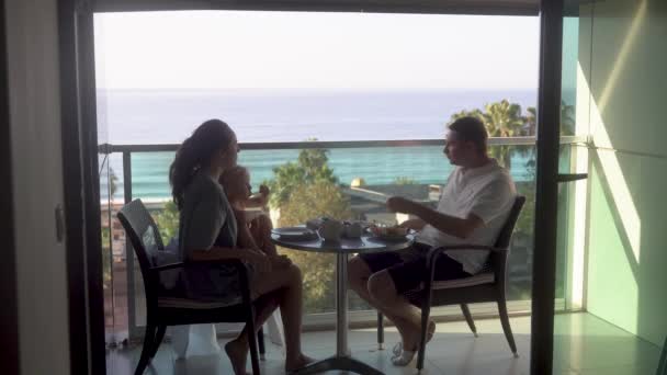 Una Joven Familia Tres Personas Desayunando Balcón Con Una Vista — Vídeo de stock