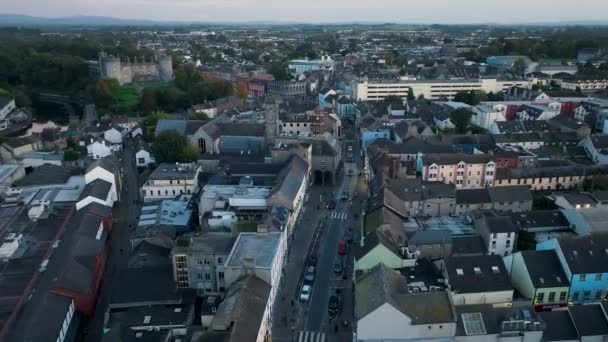 Dans Rue Kilkenny Tour Horloge Dans Contexte Ancienne Ville Kilkenny — Video