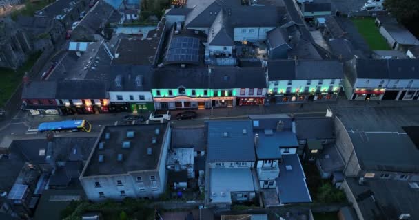 Powietrza Starożytne Irlandzkie Miasto Nocą Bary Puby Płoną Jasnymi Światłami — Wideo stockowe