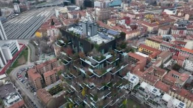 Her balkonunda bir sürü ağaç olan ekolojik gökdelenlerin havadan görünüşü. Bosco Verticale. Modern mimari, dikey bahçeler, bitkilerle dolu teraslar. Ekoloji. Yeşil Gezegen Yüksek kalite 4k görüntü