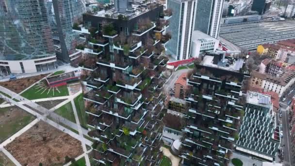 Вид Повітря Сучасні Екологічно Чисті Хмарочоси Багатьма Деревами Балконах Боско — стокове відео