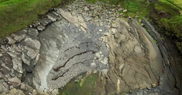 Αεροφωτογραφία Της Παραλίας Της Άμμου Και Του Βράχου Στην Ιρλανδία — Αρχείο Βίντεο