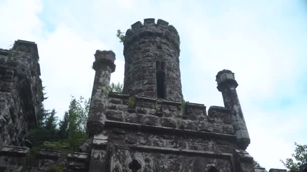 Ballysaggartmore塔 相机飞过利斯莫尔中世纪的桥 沃特福德郡的森林 一个神秘的地方 中世纪的建筑 通往城堡的大门高质量的4K镜头 — 图库视频影像